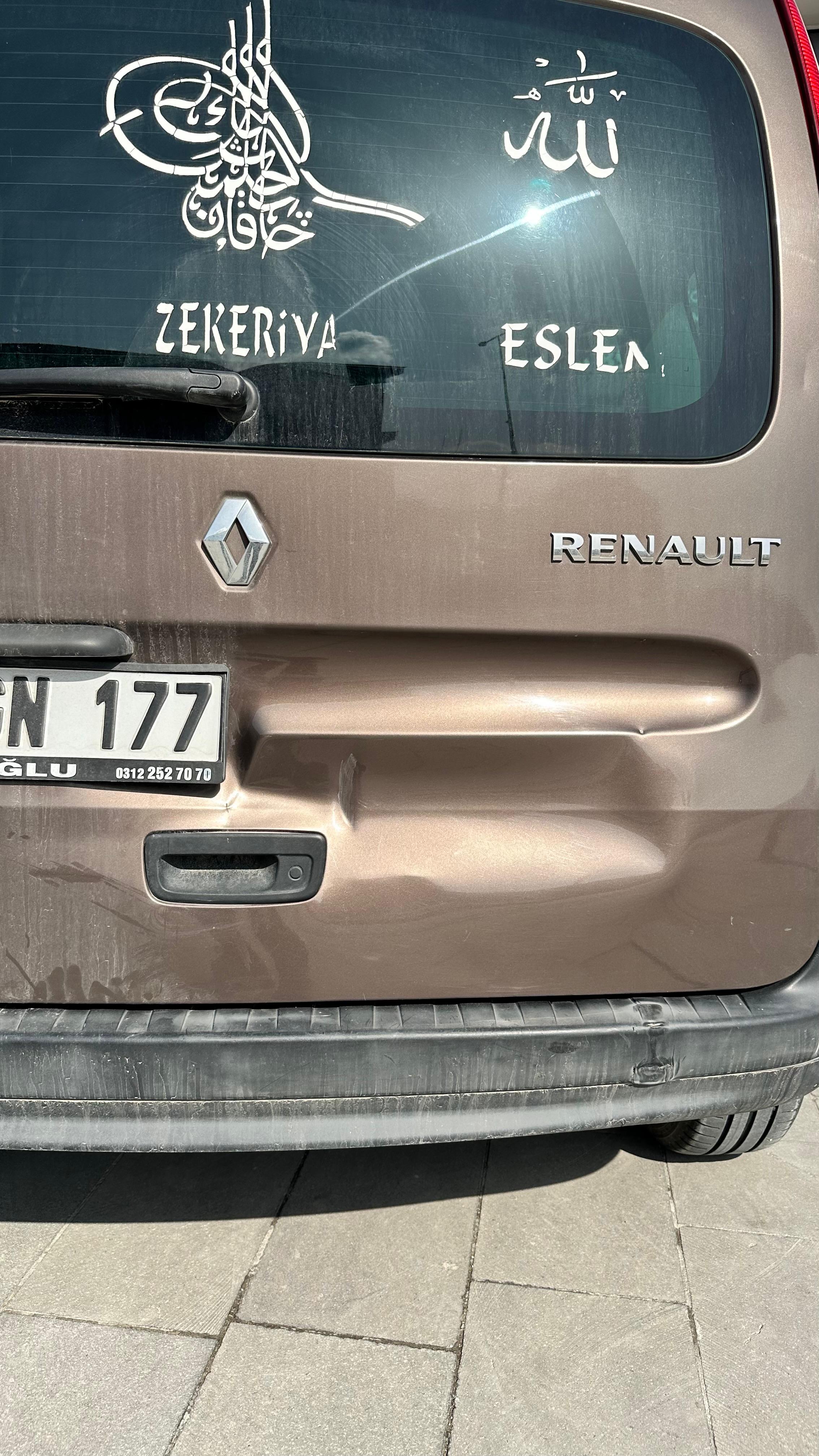Öncesi Beyaz Hatchback – Kapı Hasarı