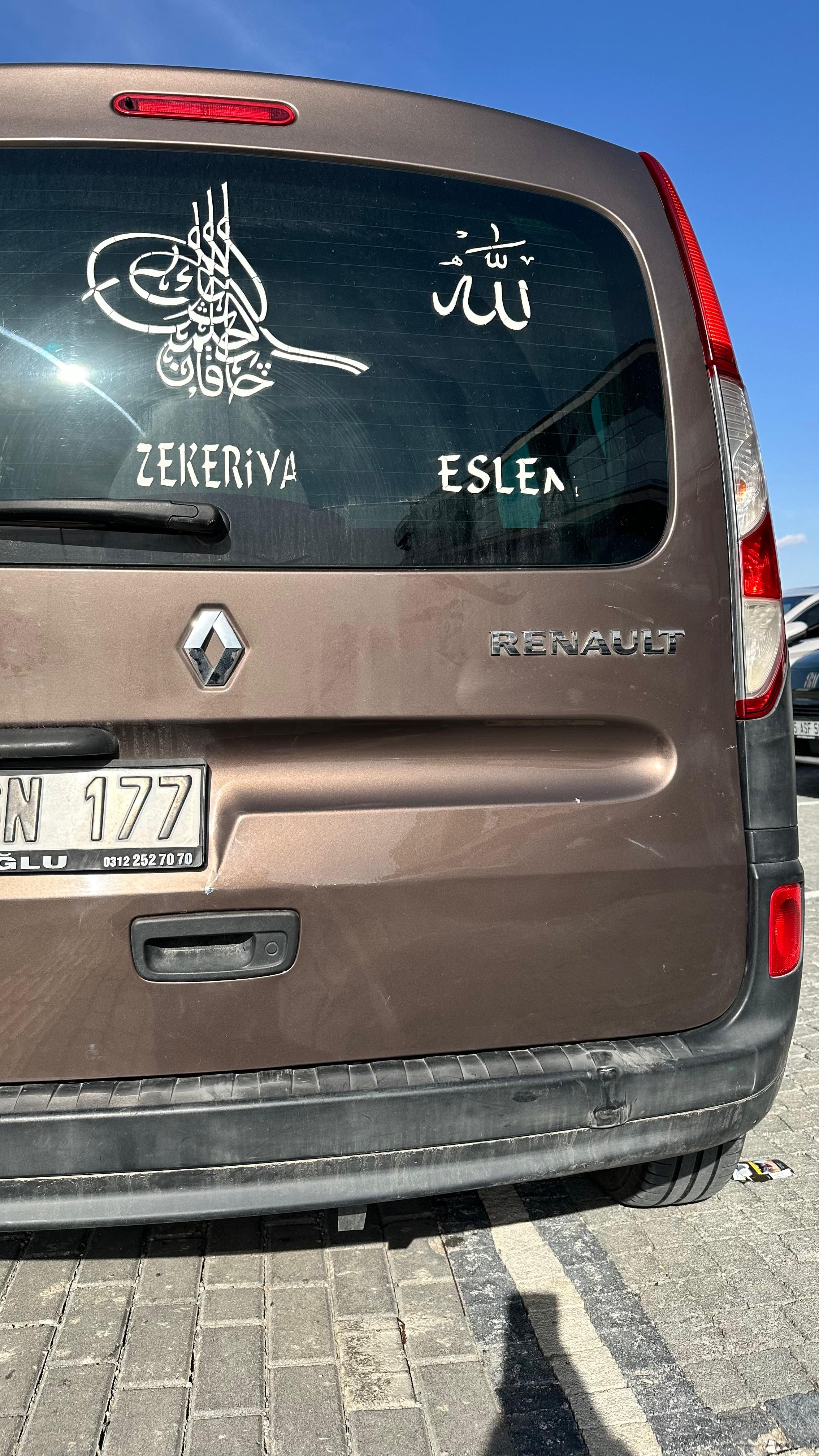 Sonrası Beyaz Hatchback – Kapı Hasarı